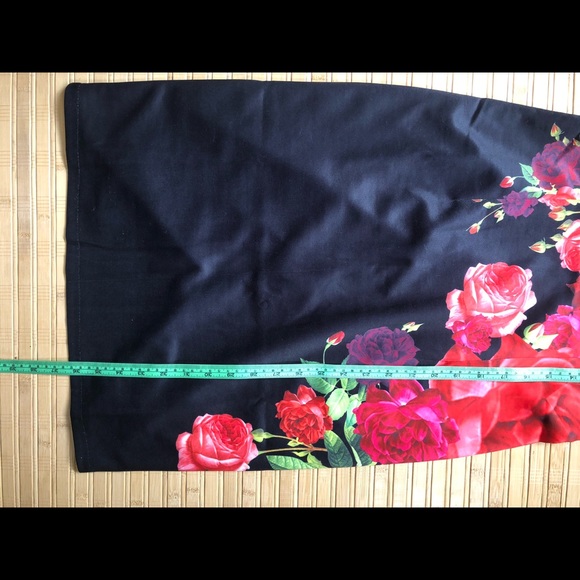 Stunning! Black and red blooms pencil dress - Picture 3 of 7